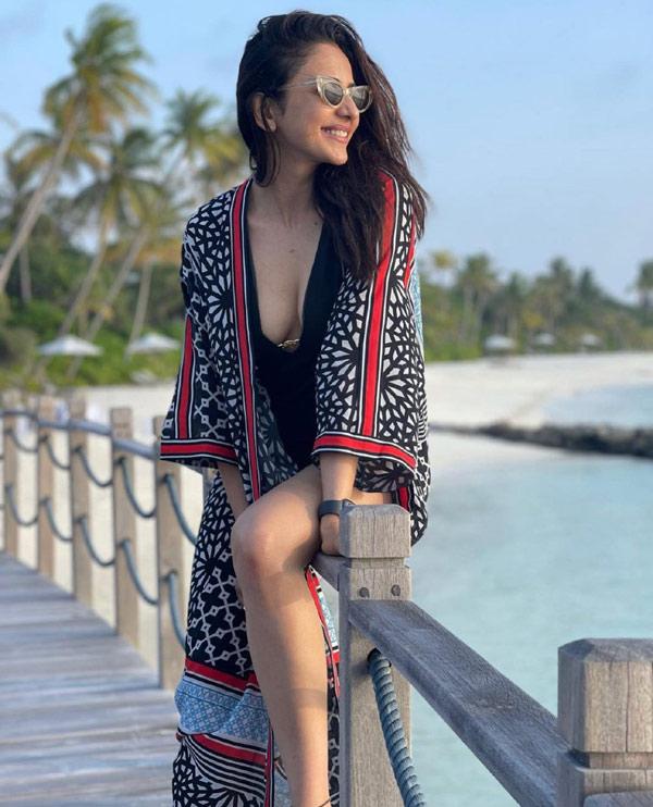 Rakul Preet Singh looks ravishing in bikini
