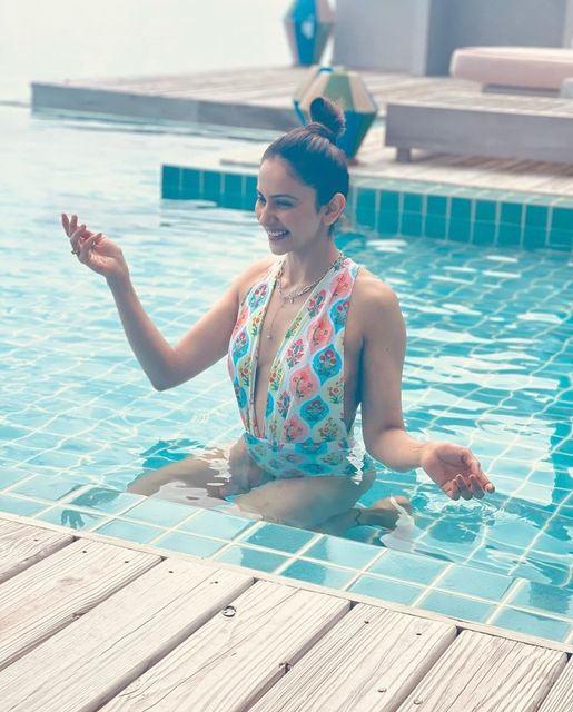 Rakul Preet Singh looks too hot to handle in bikini