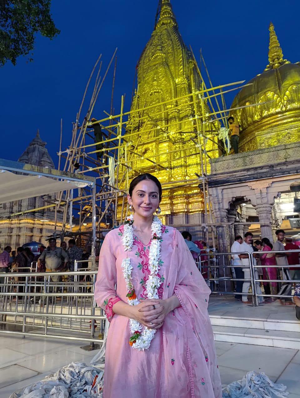 Rakul Preet visits Kashi Vishwanath temple