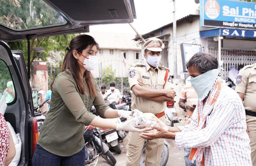 Rashi Khanna donates food to poor people