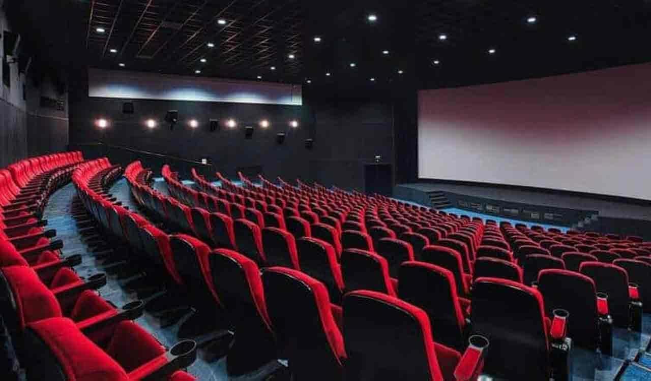Sai Tej fans attack on Moosapet theatre