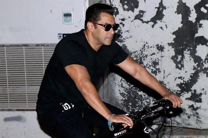 Salman Khan gives advice on road safety