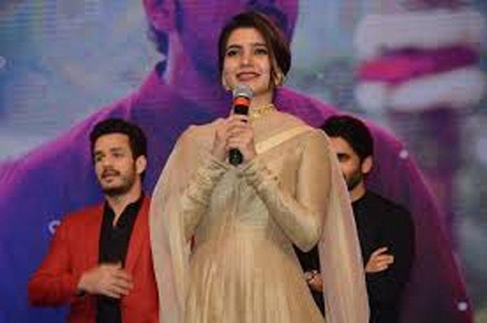 Samantha Akkineni Crying in Akhil Hello Pre-Release Event