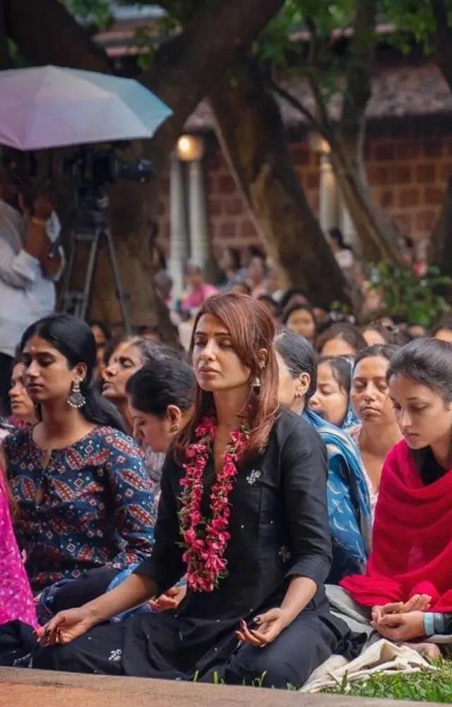Samantha chit chat with fans