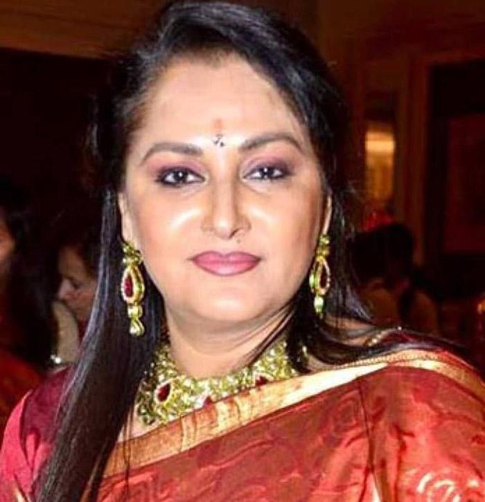 Senior Heroine Plays Mahesh Mother Role in Maharshi