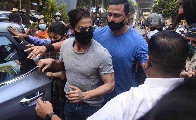 Shah Rukh Khan Meets Son Aryan Khan In Mumbai Jail
