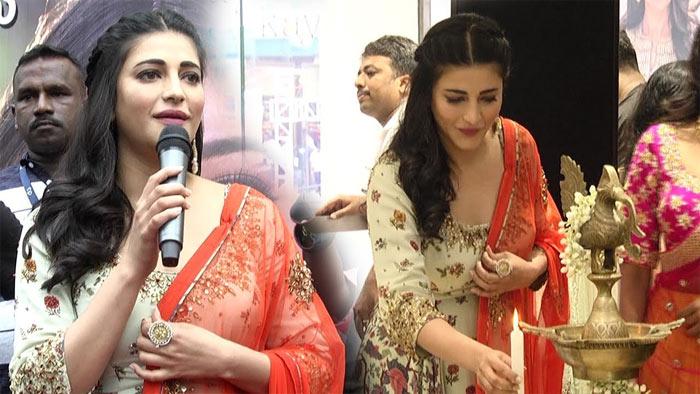 Shruthi Haasan In Aunty Look