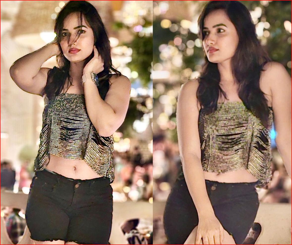 Siri glamor treat in trendy look