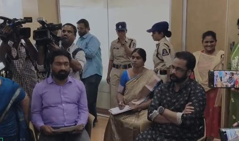 Sivaji Appears Before Telangana Women Commission