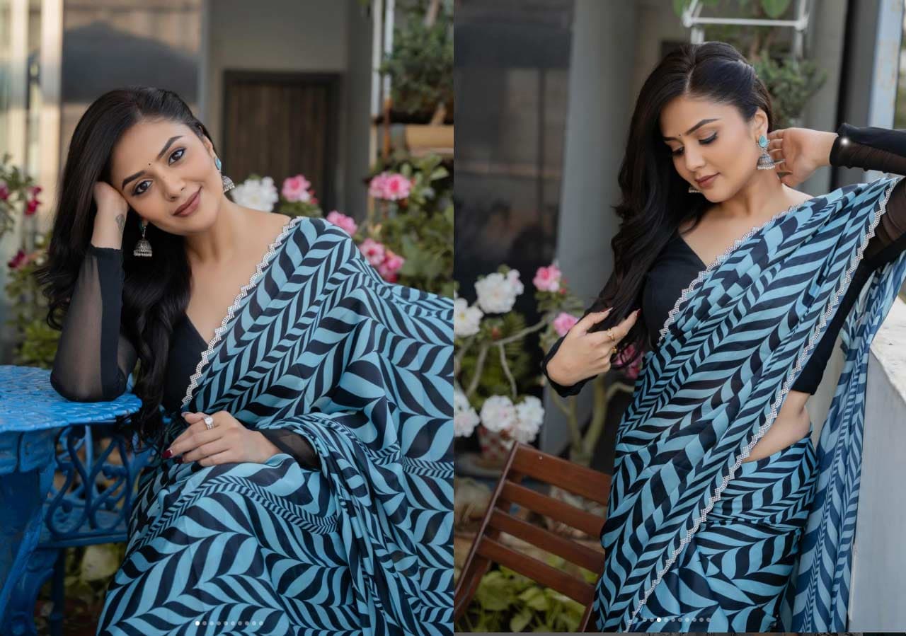 Sreemukhi in silk saree