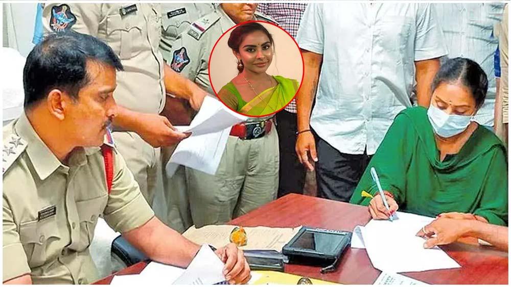 Sri Reddy to Anakapalle Police Station