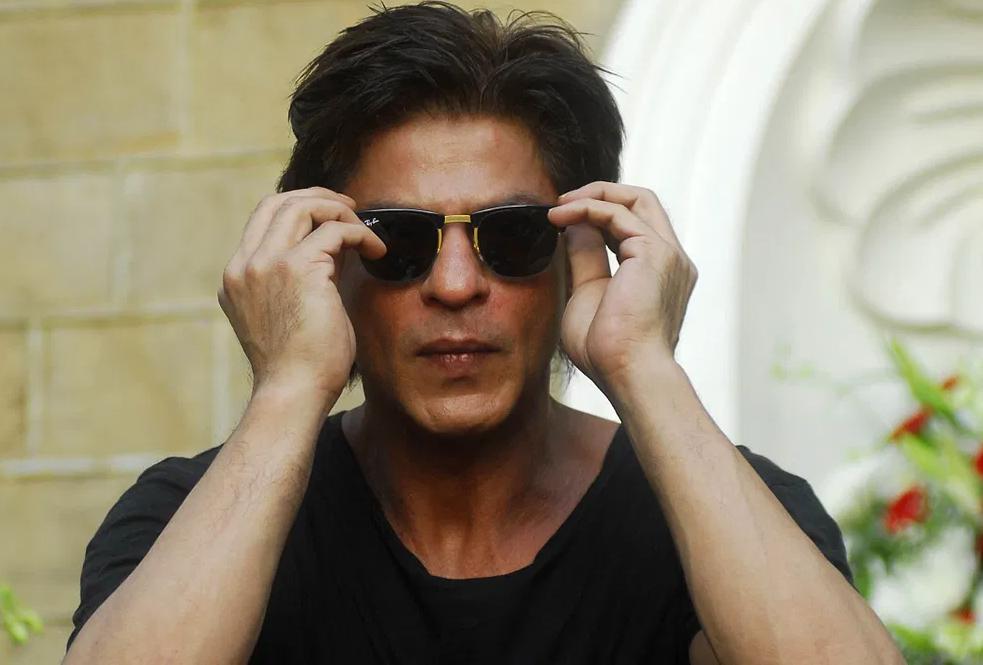 SRK To Undergo Urgent Eye Treatment 
