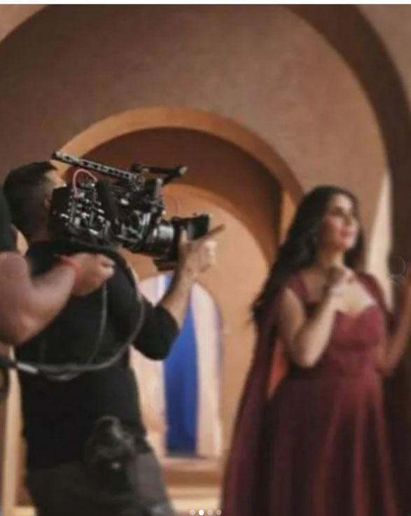 The picture featured Katrina dressed in a maroon gown