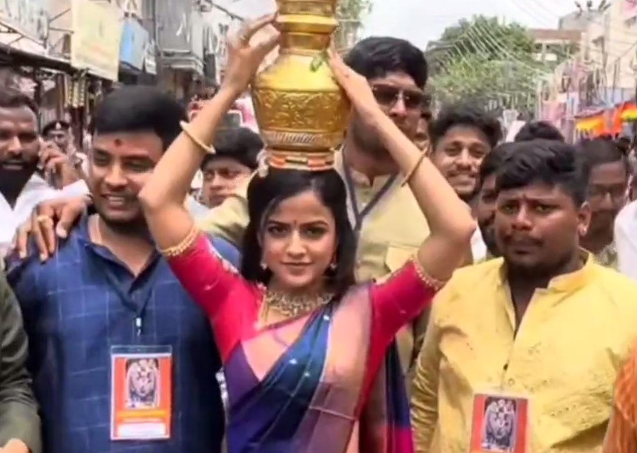 Vaishnavi Chaitanya Offers Bonam