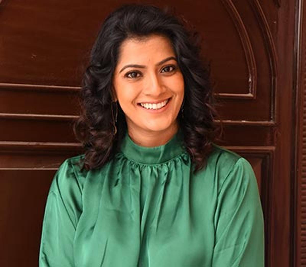 Varalakshmi Sarathkumar falls in Love with Cricketer
