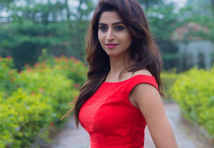 Varshini Talks about Hyper Aadhi and Sudheer 