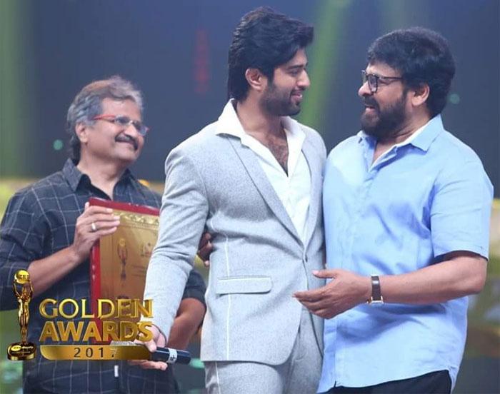 Vijaya Devarakonda  Takes Award From Chiranjeevi
