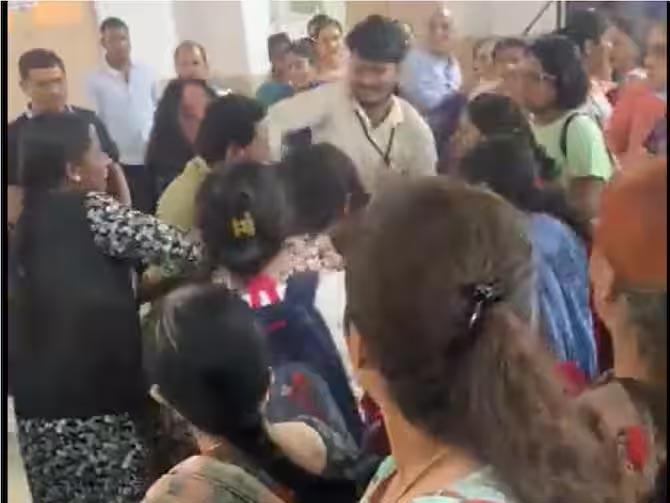 Viral Video: Bengaluru Women Fight Over Saree During Sale