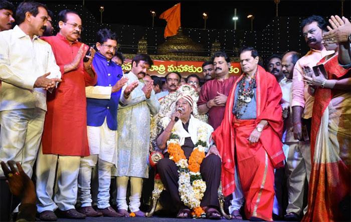 Vishwa Vikhyatha NataSamrat Title Presentation to Kaikala