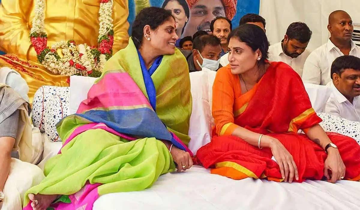 Will Vijayamma support Sharmila?