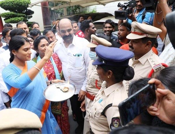 YS Sharmila Given Harathi To Police