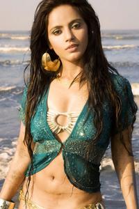 Director's help for hot heroine.