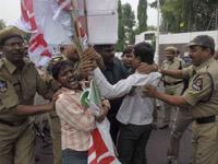 SFI pickets Raj Bhavan against foreign varsity bill