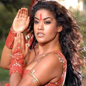 Hot Item Babe gives Gyaan on CONDOM