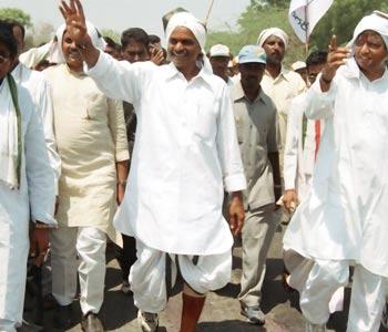 Amos condemns KVP's book on YSR's Padyatra