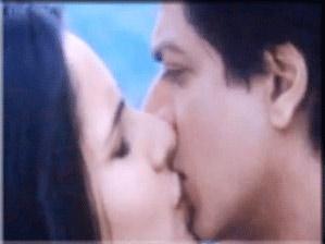 Baadshah Kissing Scene!