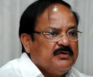Venkaiah accuses Congress of insulting Telugu people