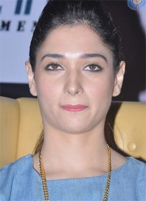 Tamanna Feeds Power Star Fans