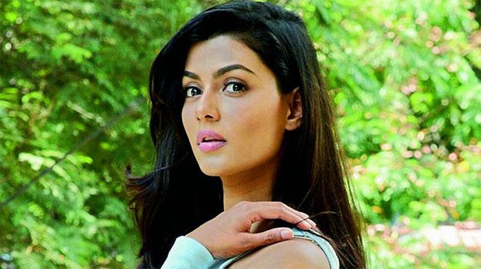 Anisha In Steamy Liplocks