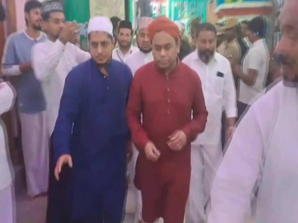 A.R. Rahman reaches in auto for Kanduri festival