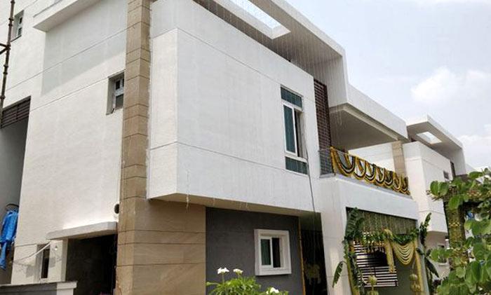 Star Director Moves Into Swanky Duplex