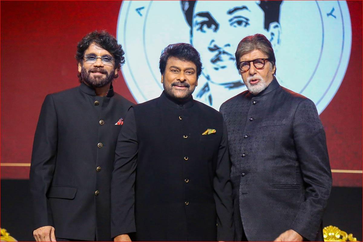 Amitabh presents ANR award to Chiranjeevi