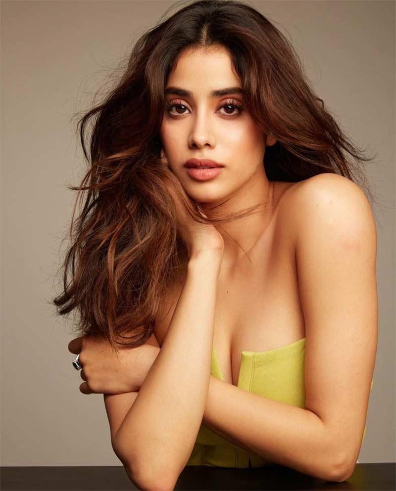 Janhvi Kapoor turns lovely in leather bodycon