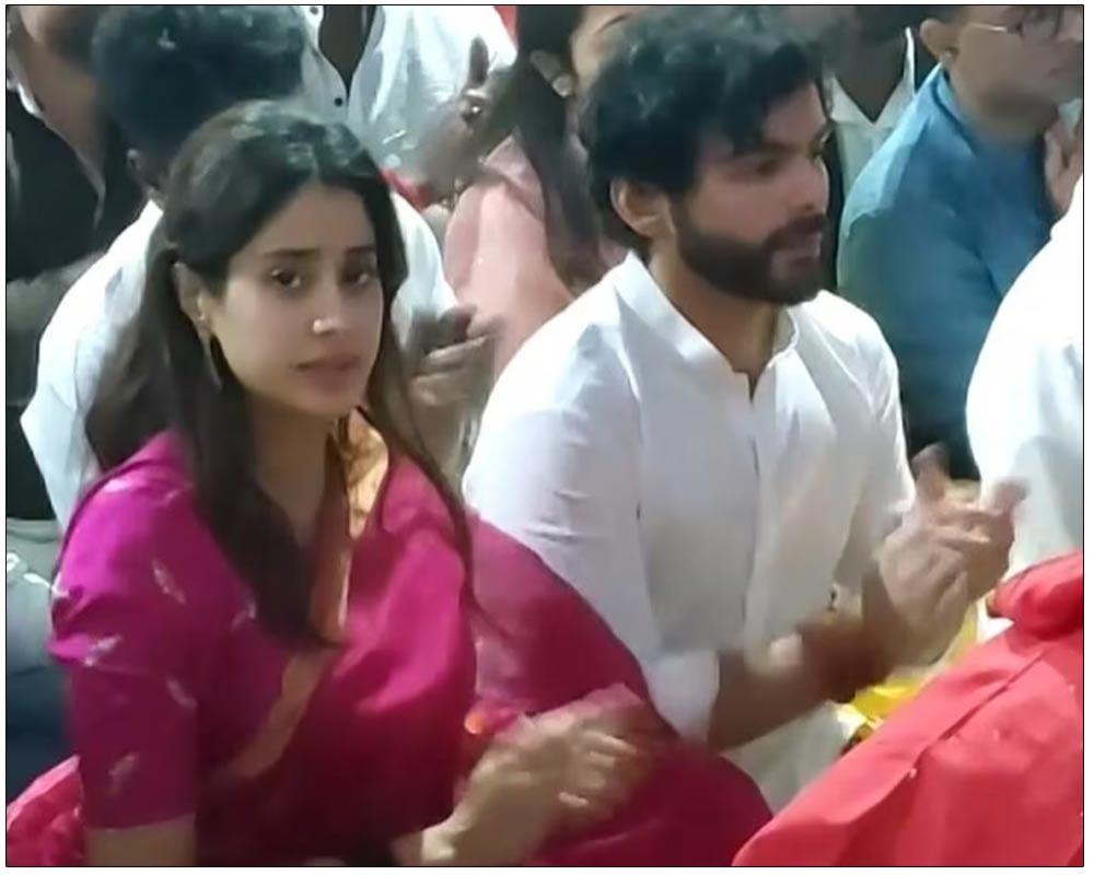 Janhvi Kapoor Visits Mahakaleshwar Temple With Her Boyfriend