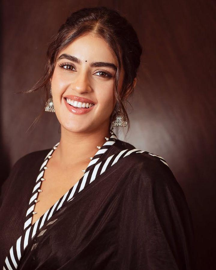 Kavya Thapar signs opposite Havish for a fancy sum