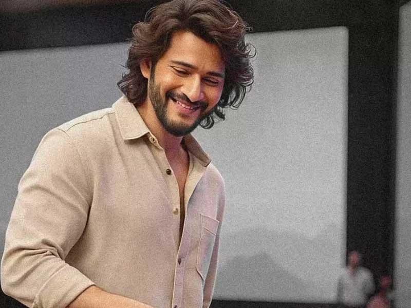 Mahesh Babu Goes Through All Birthday Wishes For Him