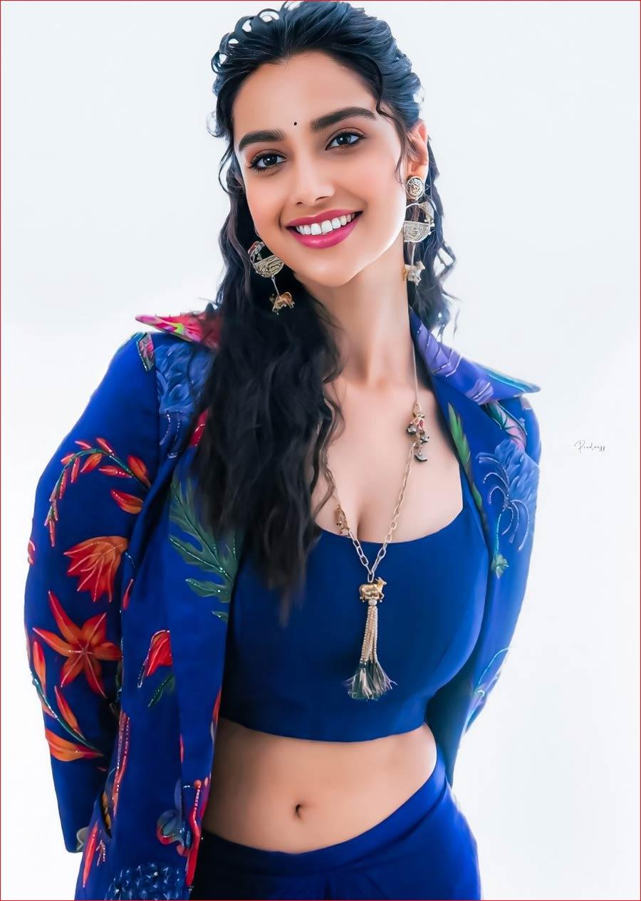 Meenakshi Chaudhary steals hearts with her looks