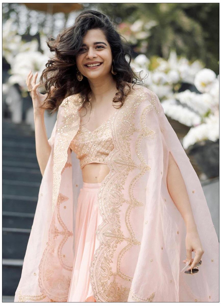 Mithila Palkar Mesmerising Moves Flaunting Her Assets