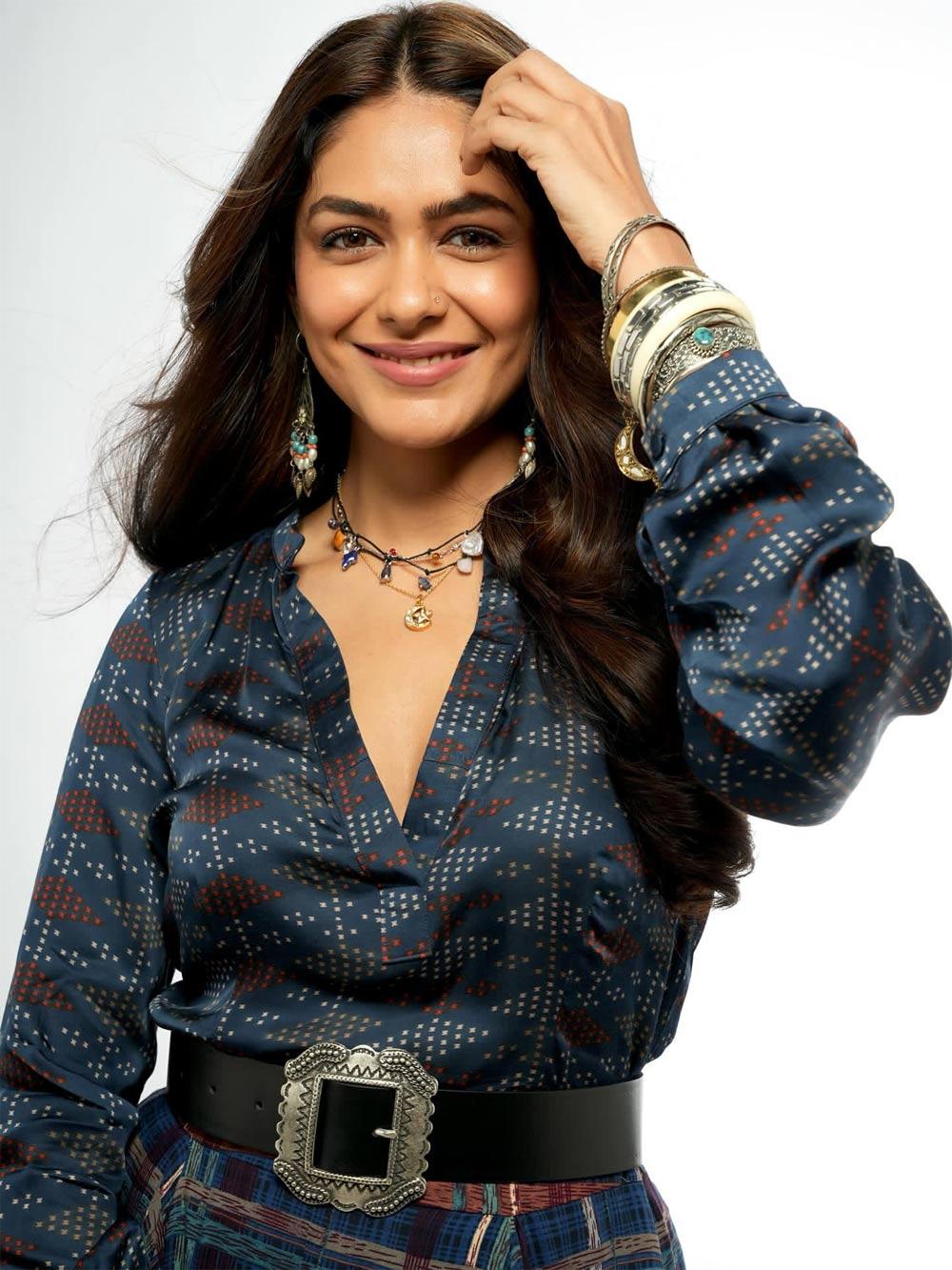 Mrunal Thakur laughs of dating rumours with Dhanush