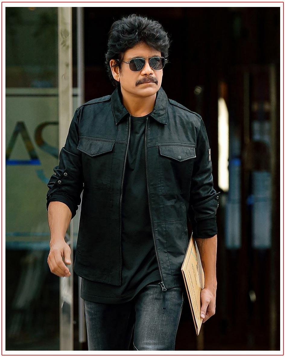 Nagarjuna mingles with fans