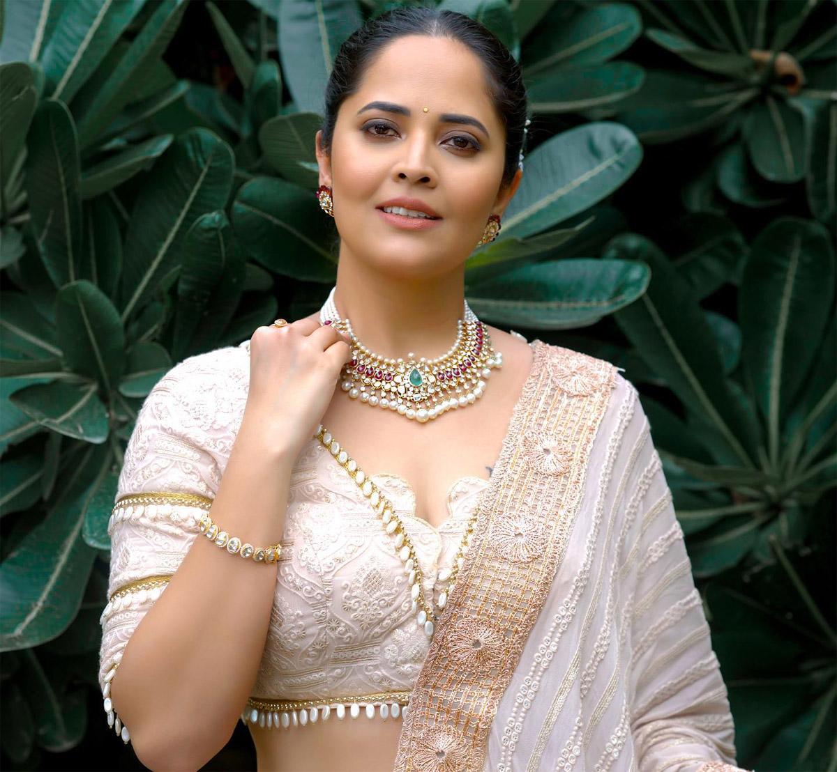 NBK108: Hot anchor in a special song