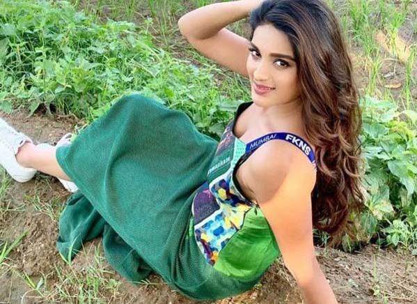 Hot Pic: Agerwal Flaunts Her Treasure