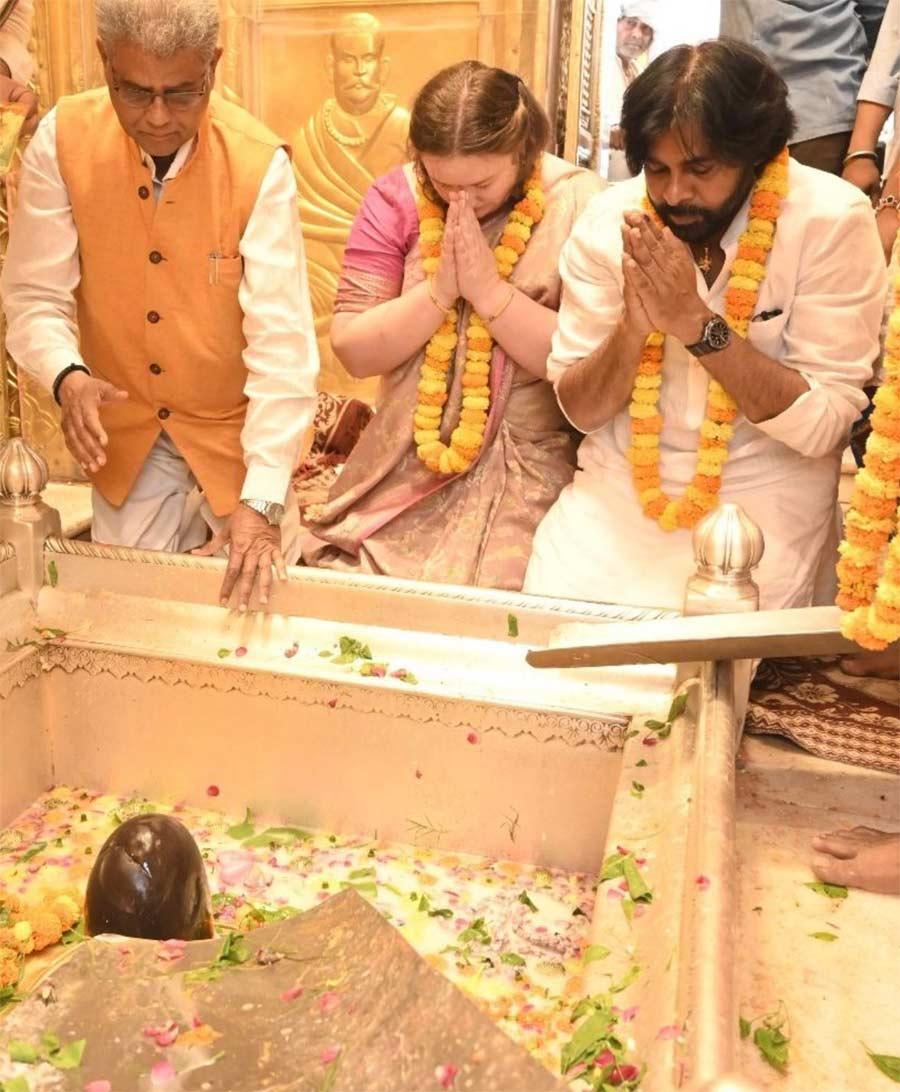Pawan Kalyan visits Kashi Vishwanath temple