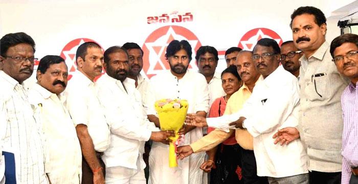 Pawan to Trouble KCR on TSRTC Row!