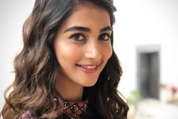 Love Proposal From Prabhas, Here's How Pooja Reacts!