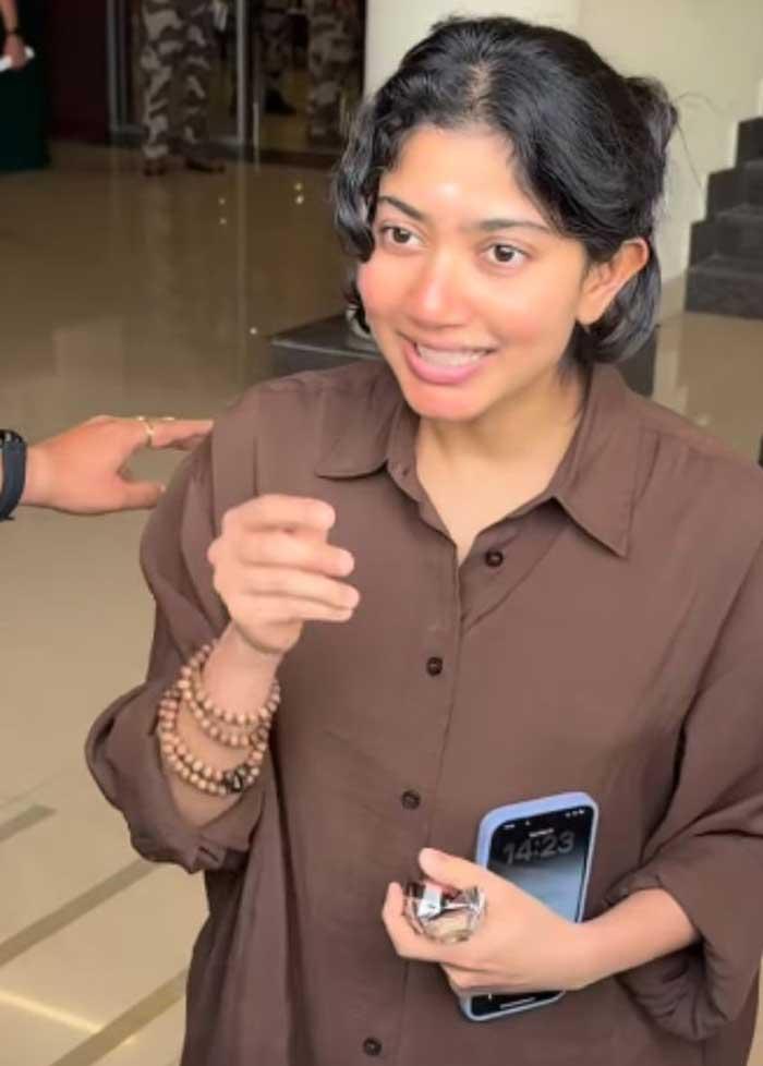 Sai Pallavi gets mobbed at Kochi airport